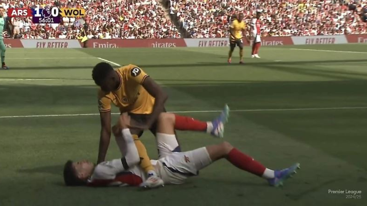 Защитник-провокатор Вулвз душил канониров и щупал их за ягодицы 1