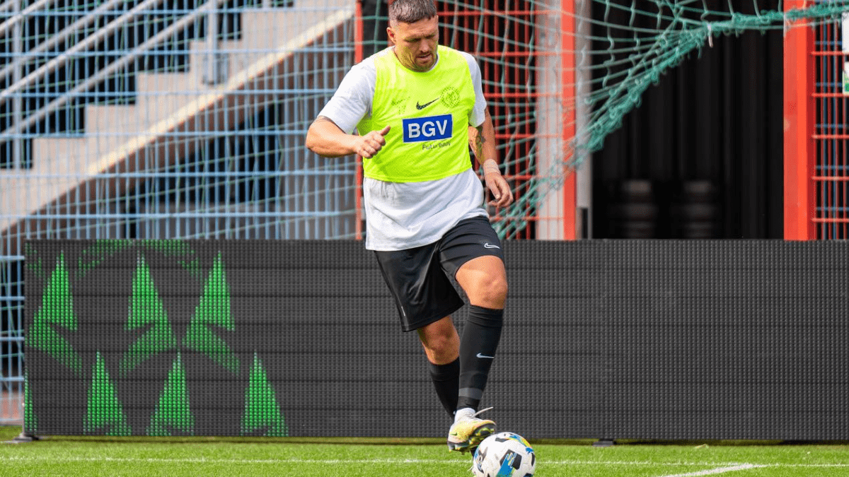 Усик відверто розповів про давню любов до червоних дияволів 1