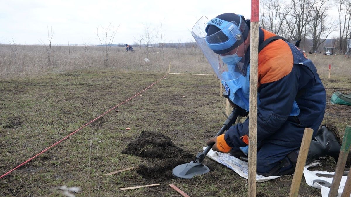 У Донецькій області окупанти обстріляли українських саперів, які розмінували територію