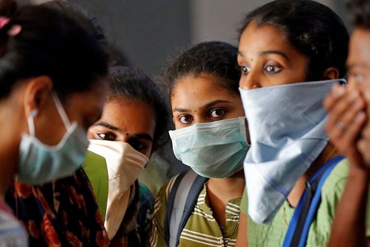 Жителей Индии призвали носить маски даже дома