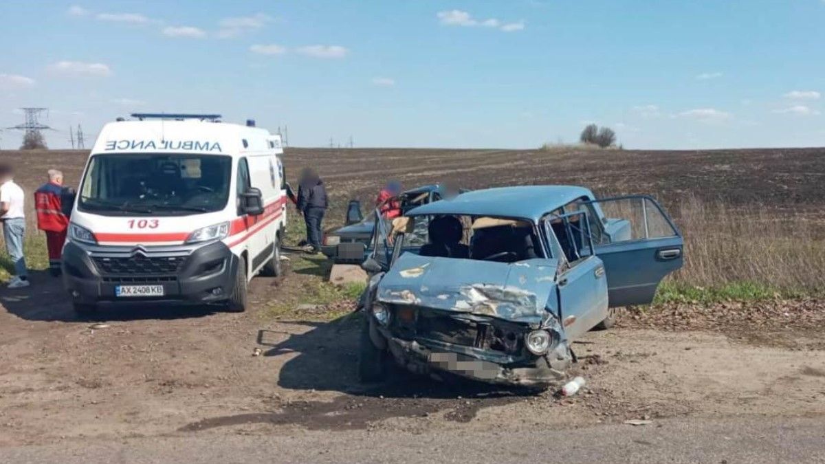 Под Харьковом столкнулись два автомобиля: пострадали семь человек