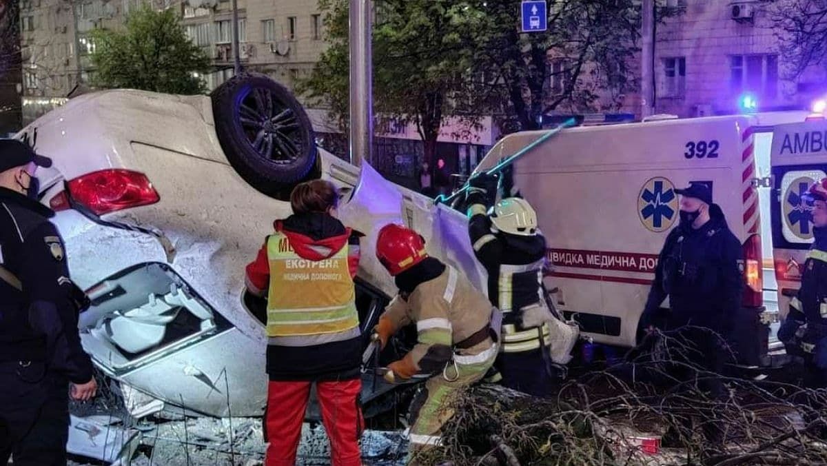 В Киеве на Печерске произошло ДТП: есть погибшая и двое раненых