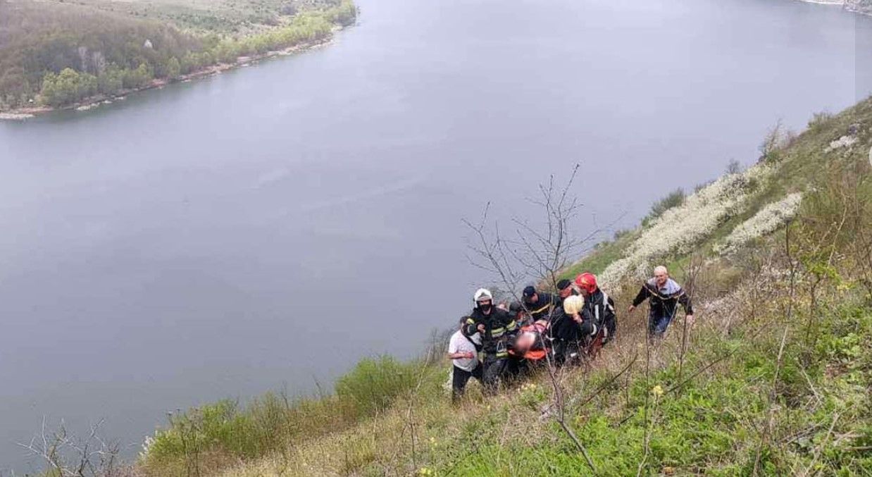 В Хмельницкой области авто слетело со скалы на берегу Днестра