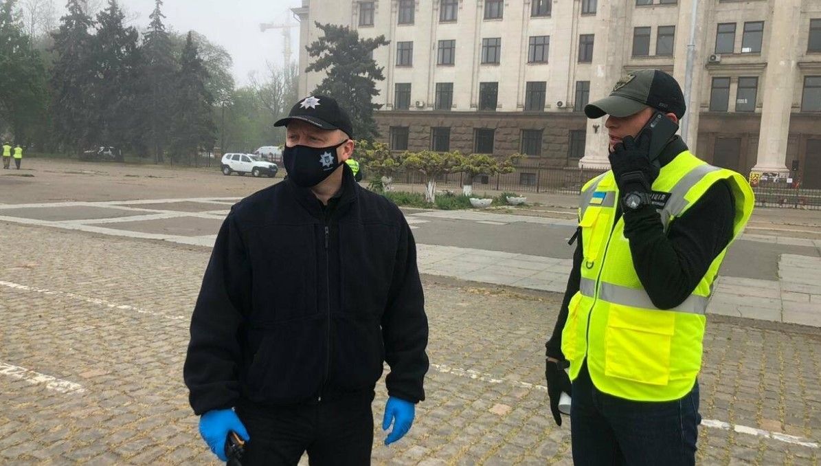 В Одесі затримали чоловіка з комуністичною символікою: поліція відкрила справу