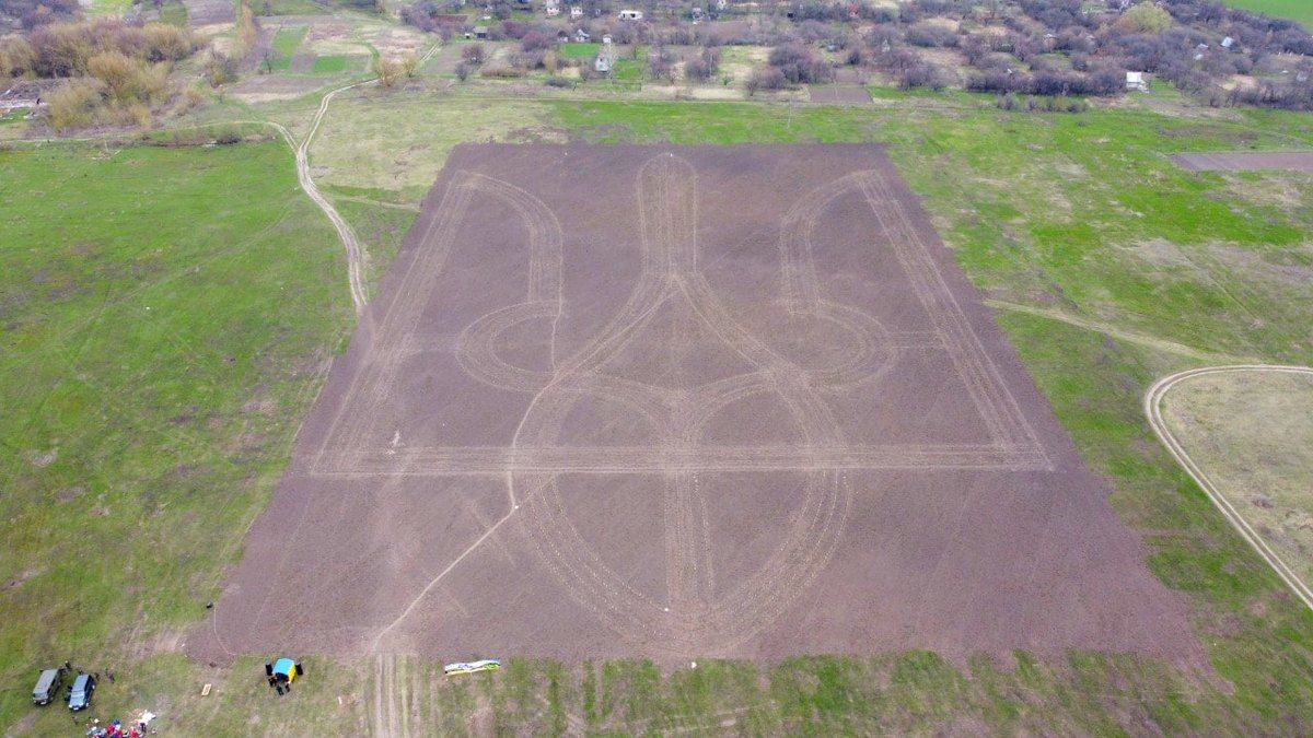 В Сумской области 9 тысяч деревьев высадили в форме герба Украины — трезубца