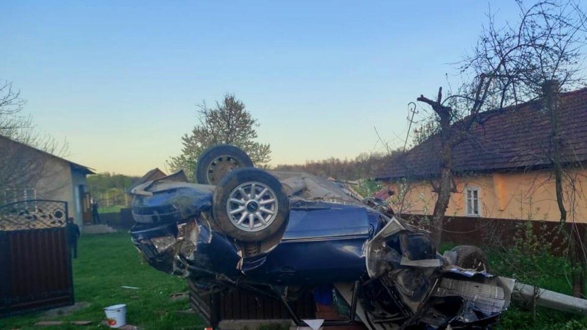 В'їхав в огорожу та перекинувся: у Чернівецькій області сталася смертельна аварія
