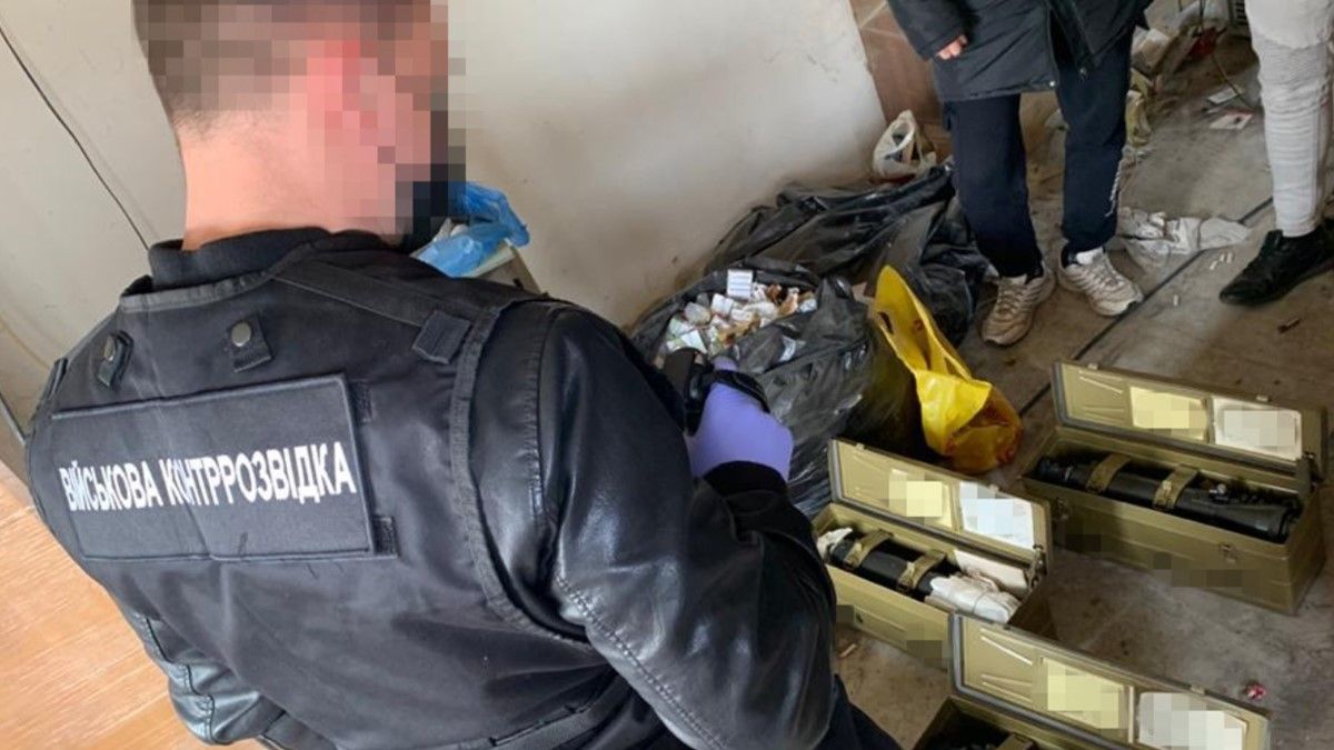 В Україні екс-чиновник оборонного концерну крав оптичні приціли