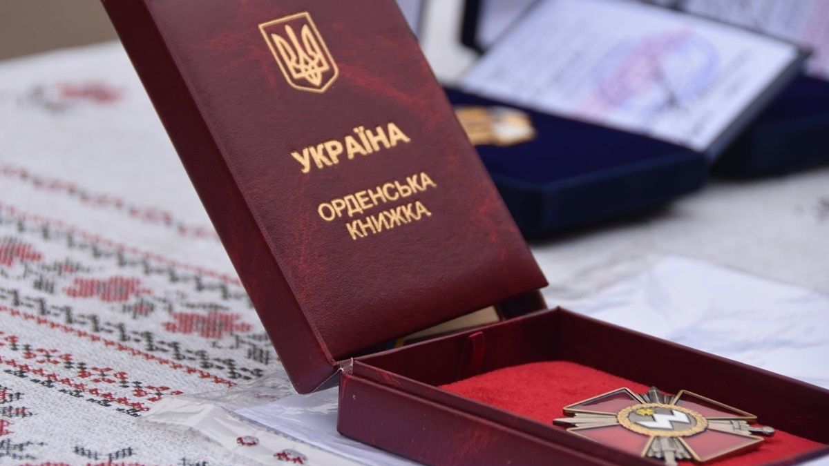 Оштрафовали и забрали орден Богдана Хмельницкого: суд признал виновным участника протеста на Банковой