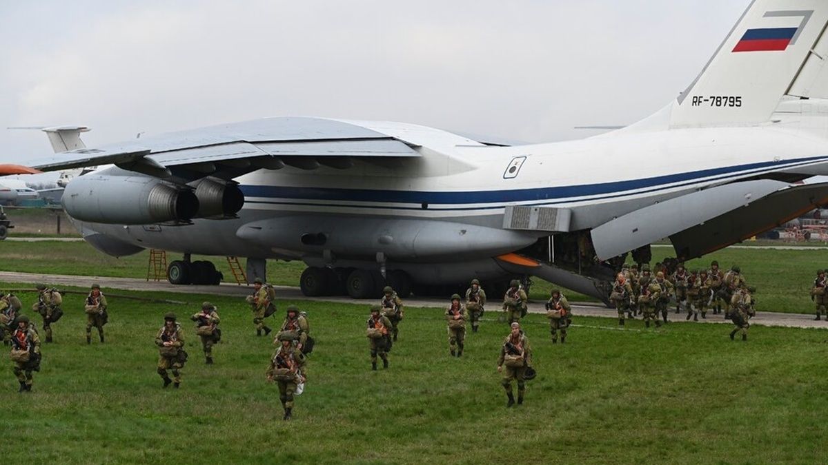 На границе с Украиной остаются 80 тысяч российских военных — NYT