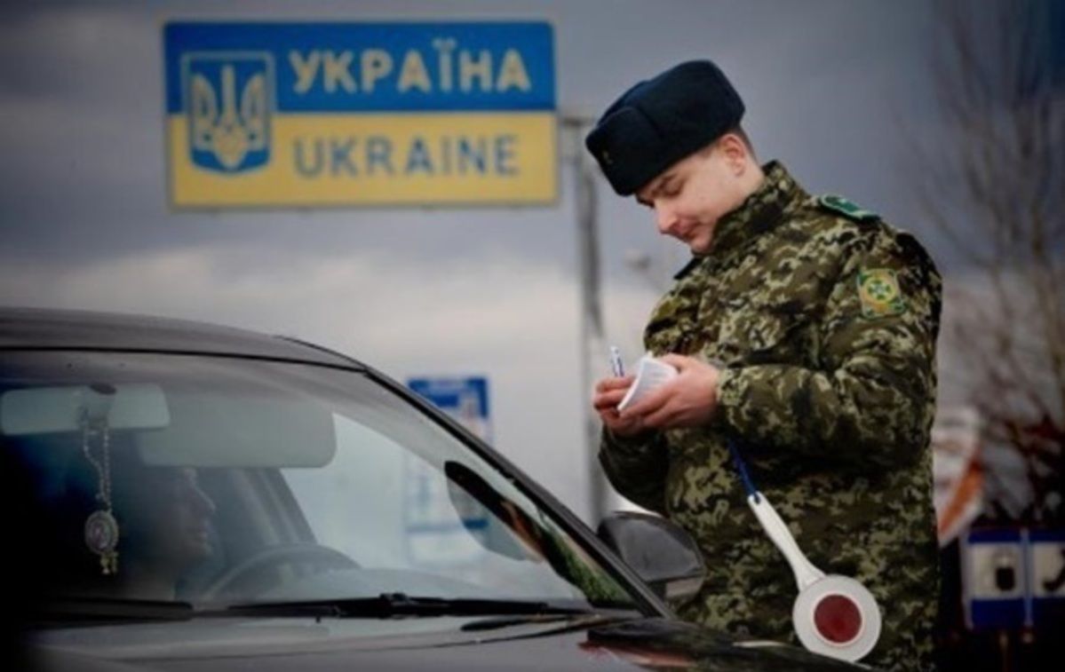 Украинцам продлили возможность выезжать за границу по внутреннему паспорту