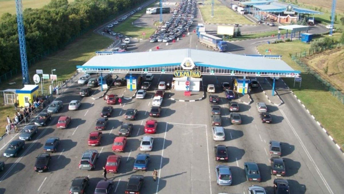 На границе с Украиной сотни авто застряли в очередях