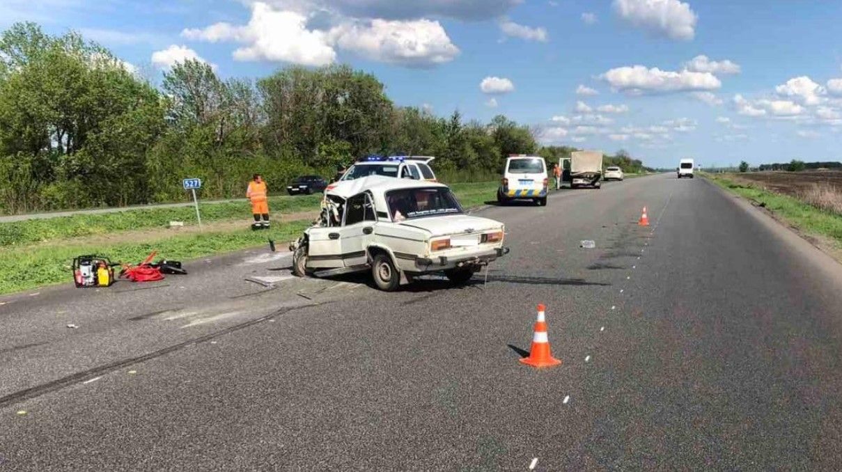 В Харьковской области два человека погибли из-за столкновения легковушки и грузовика
