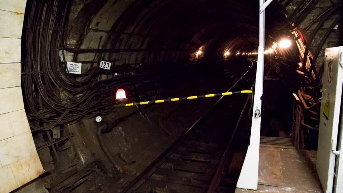 В Киеве пассажир упал под поезд метро: движение по «красной» ветке остановлено