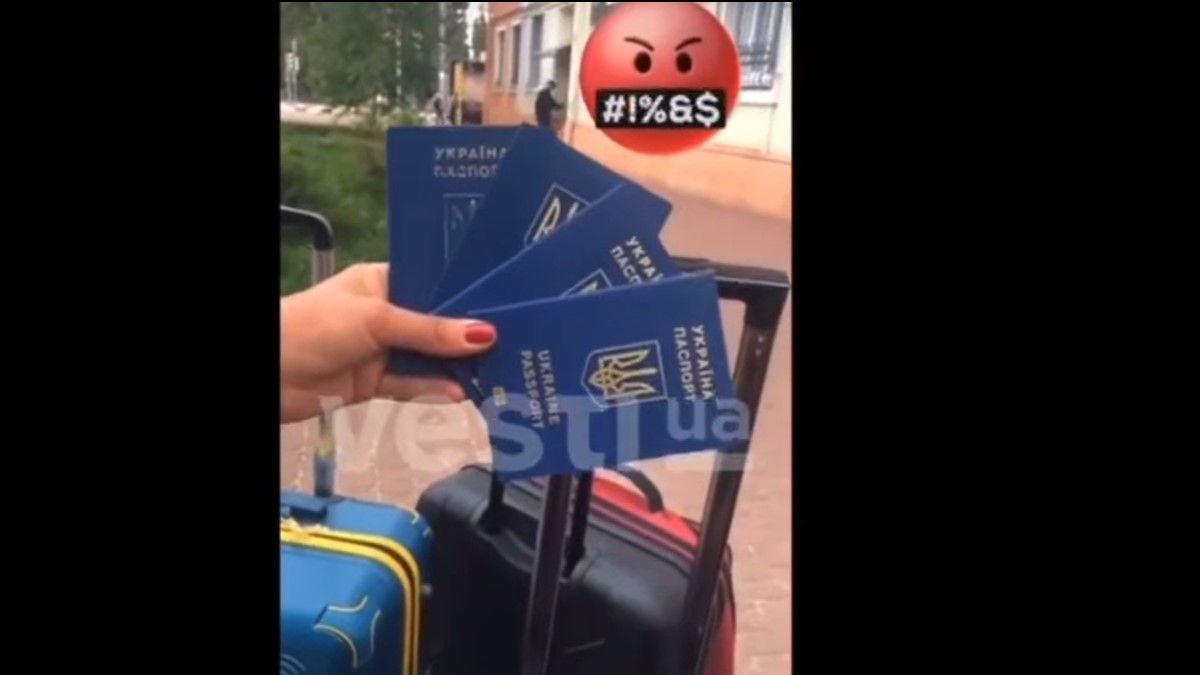В аэропорту Харькова женщина с детьми устроили показательную «расправу» над паспортами: ей вручили админпротокол