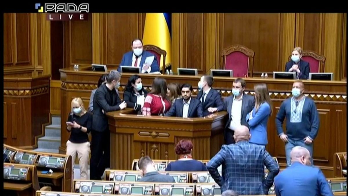 Аксёнов принял присягу в парламенте под крики «Ганьба!» и блокирование трибуны