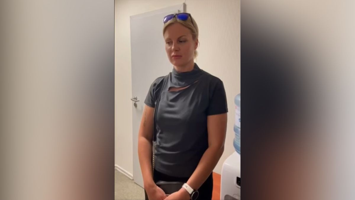 Жінка, яка кидала з дітьми закордонні паспорти і слала «Україну в ж*пу», потрапила до бази «Миротворця»
