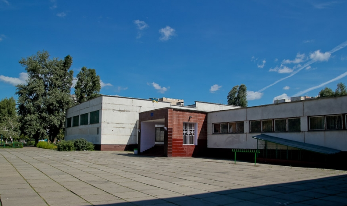 «Школа №250 запам'ятає цей день назавжди». У Києві підлітки створили чат з погрозами, школу взяли під посилену охорону