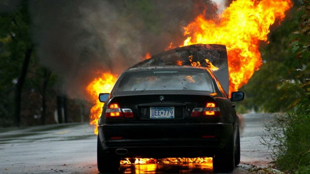 У Китаї чоловік приїхав до пожежної станції на палаючому автомобілі: щоби загасили