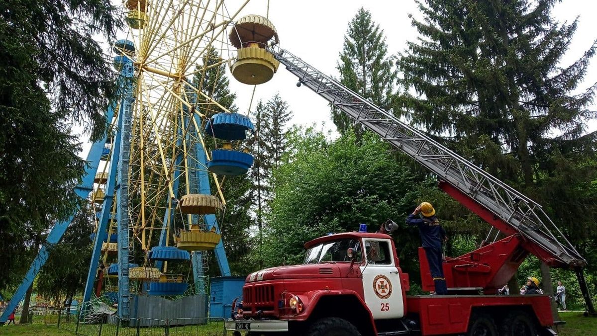 В Луцке остановилось колесо обозрения: застряли 12 людей, 6 из которых — дети