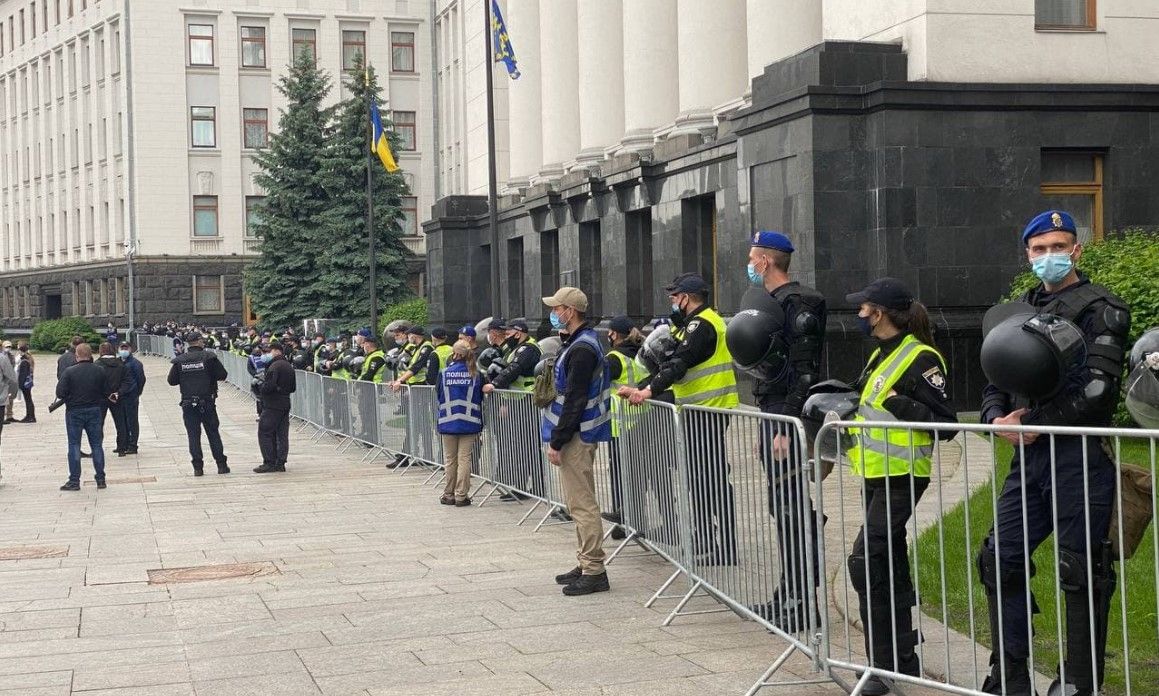 Без фаєрів, але з плакатами: під Офісом президента пройшла акція на підтримку Стерненка