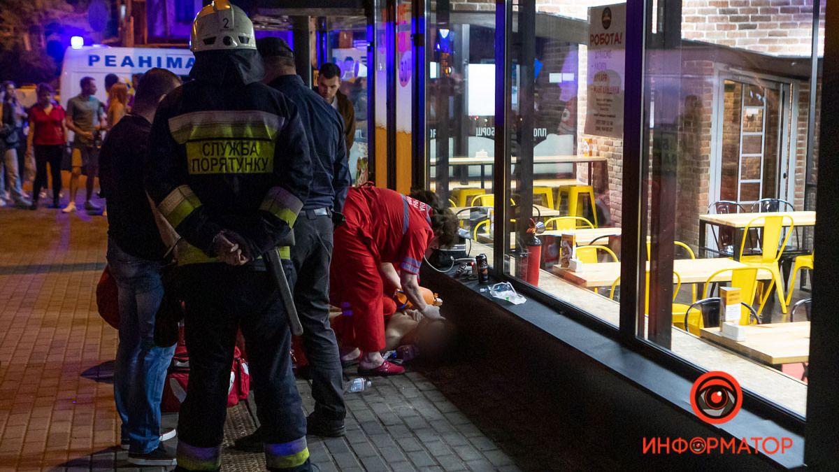 В Днепре обнажённый мужчина прыгнул с торгового центра и погиб. Десятки прохожих снимали на видео, как он ходит по карнизу