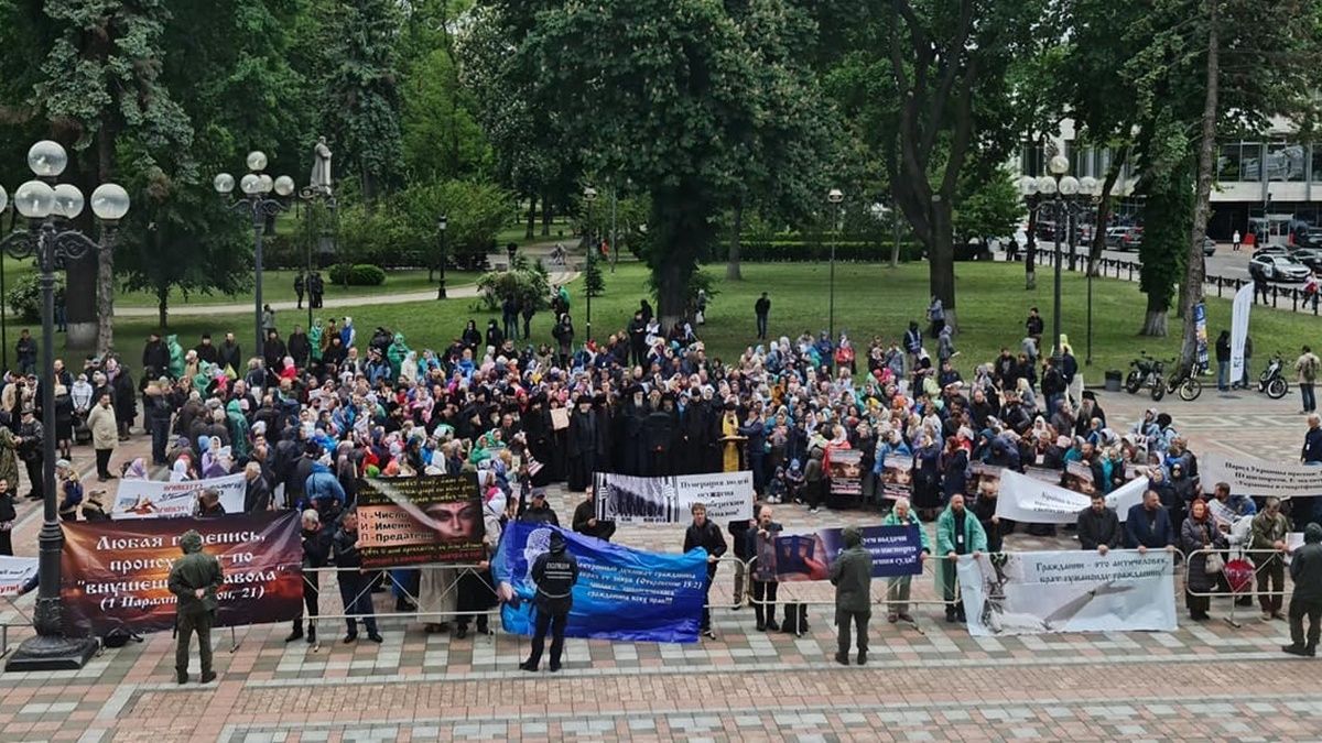 «ЧИП — число имени предателя»: под Радой протестуют против ID-паспортов