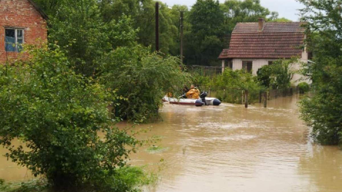 Через негоду в Дніпрі підтопленими залишаються 26 приватних житлових будинків та 55 дворів