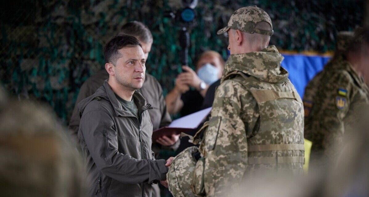 Зеленський на передовій вручив бійцям цінні нагороди та подарунки