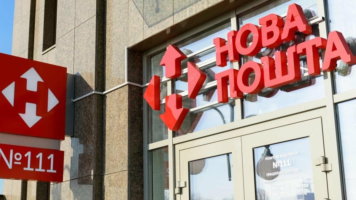 В Киеве загорелся прицеп «Новой Почты» с посылками