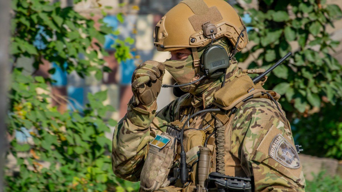 Три парня и девушка похитили в Киеве водителя такси, избили и предложили ему «откупиться» за 25 тысяч долларов. Квартиру брали штурмом