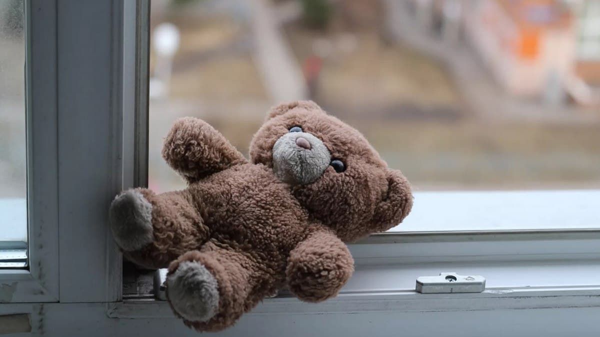 В Одеській області з вікна другого поверху випала дитина: хлопчик у важкому стані
