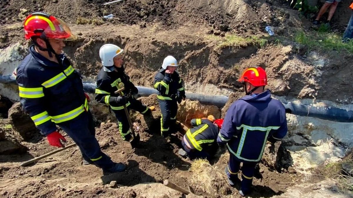 У Тернополі працівників засипало землею: один загинув, другого вдалося врятувати