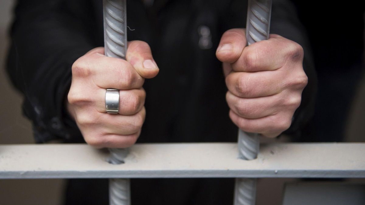 Набрасывал на шею ремень и тащил в лес: в Киеве осудили серийного насильника