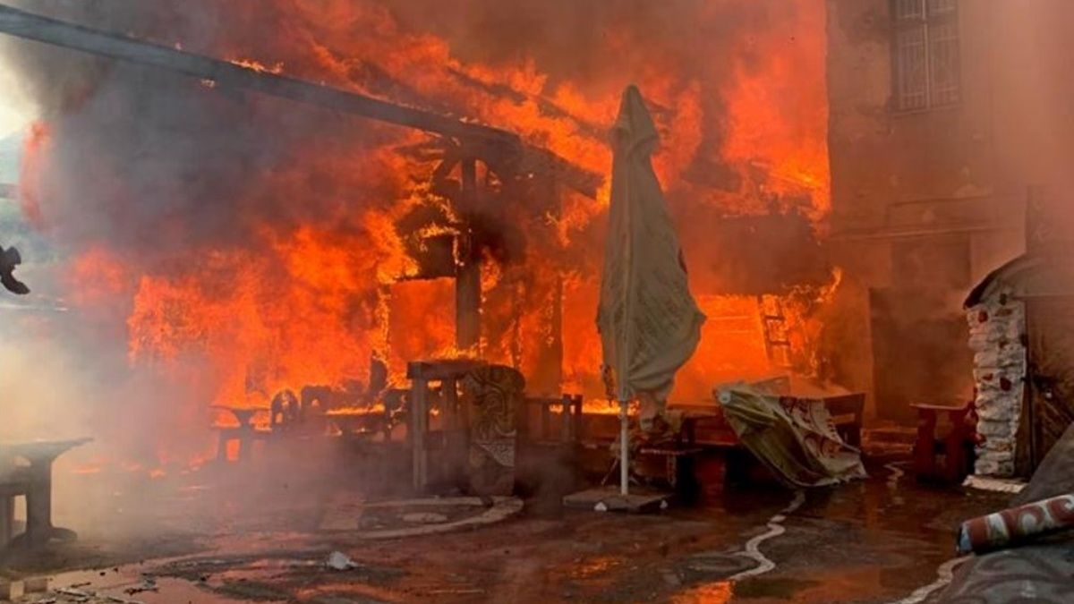 У Тернополі горить ресторан, вогонь перекинувся на сусідню будівлю