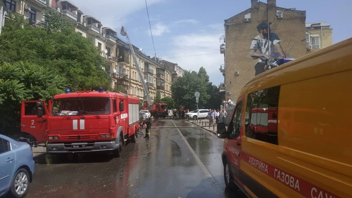 В Киеве горит пятиэтажный дом: спасатели эвакуируют людей