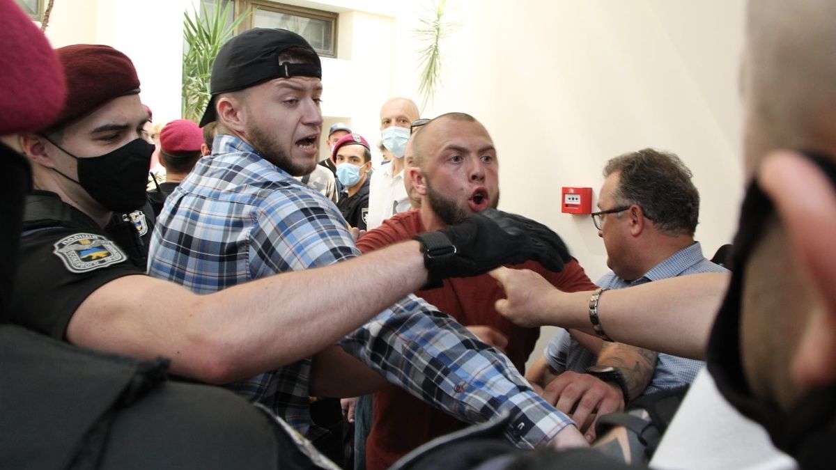В Киеве группа людей пыталась сорвать конкурс перевозчиков на маршрутах