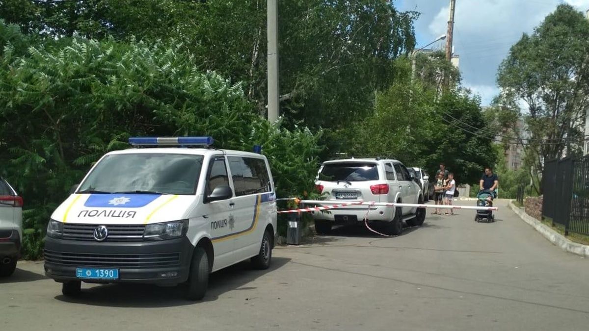 В Харькове мужчина открыл стрельбу на улице: есть раненый