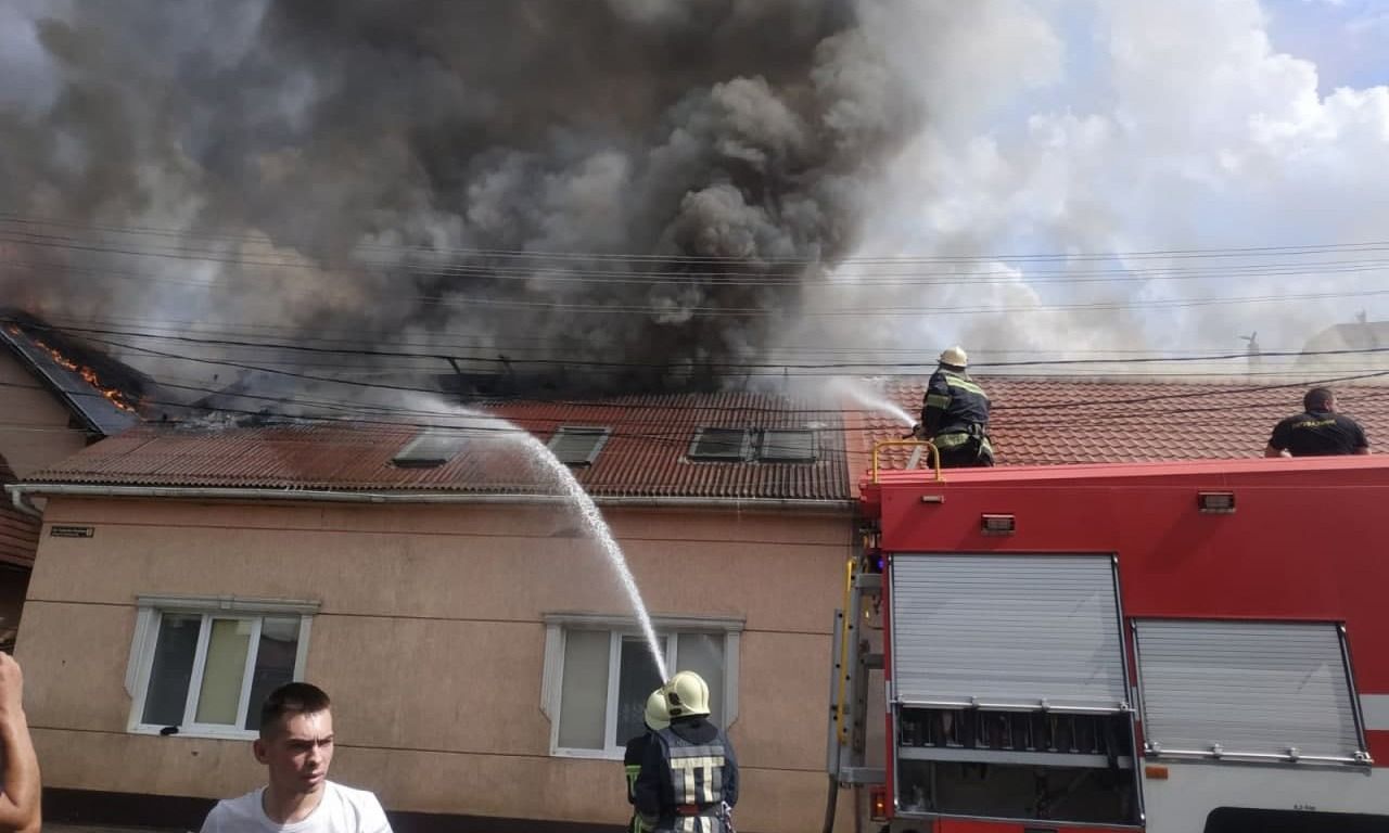 В Мукачево горел мотель «Водолей»: пожар тушили почти три часа