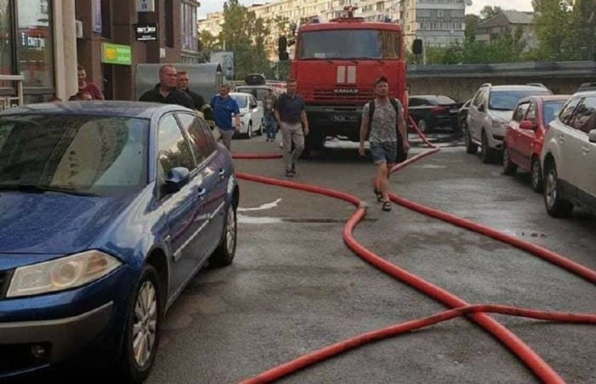 У Києві горів супермакрет "Сільпо": покупців евакуювали