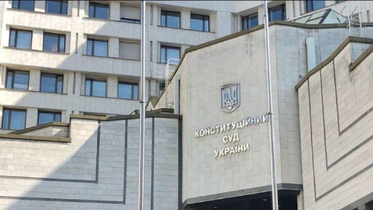Просит вознаграждение в 900 тыс. гривен: Тупицкий подал иск против КСУ