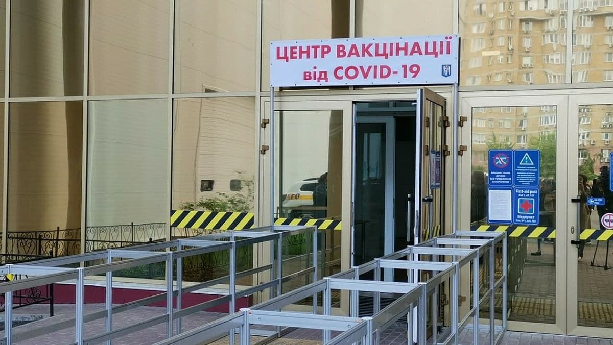 З понеділка київський центр COVID-вакцинації працюватиме щодня