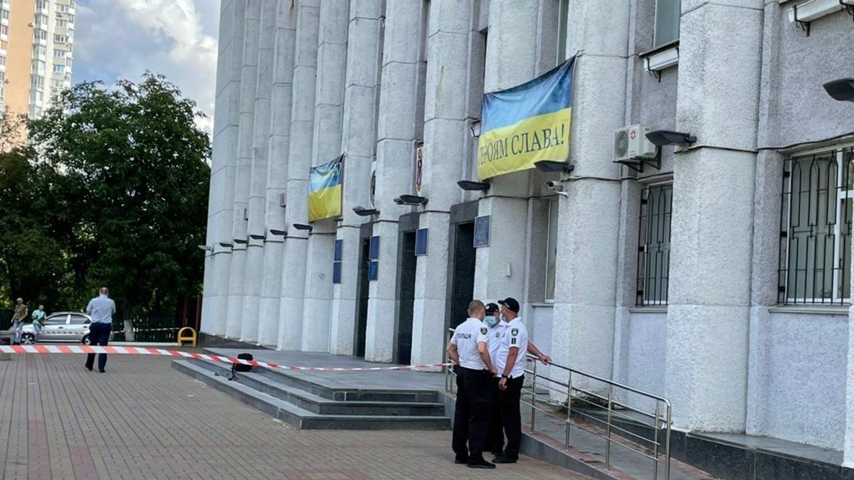 У Київській області чоловік з пістолетом та мечем відкрив стрілянину під міськрадою