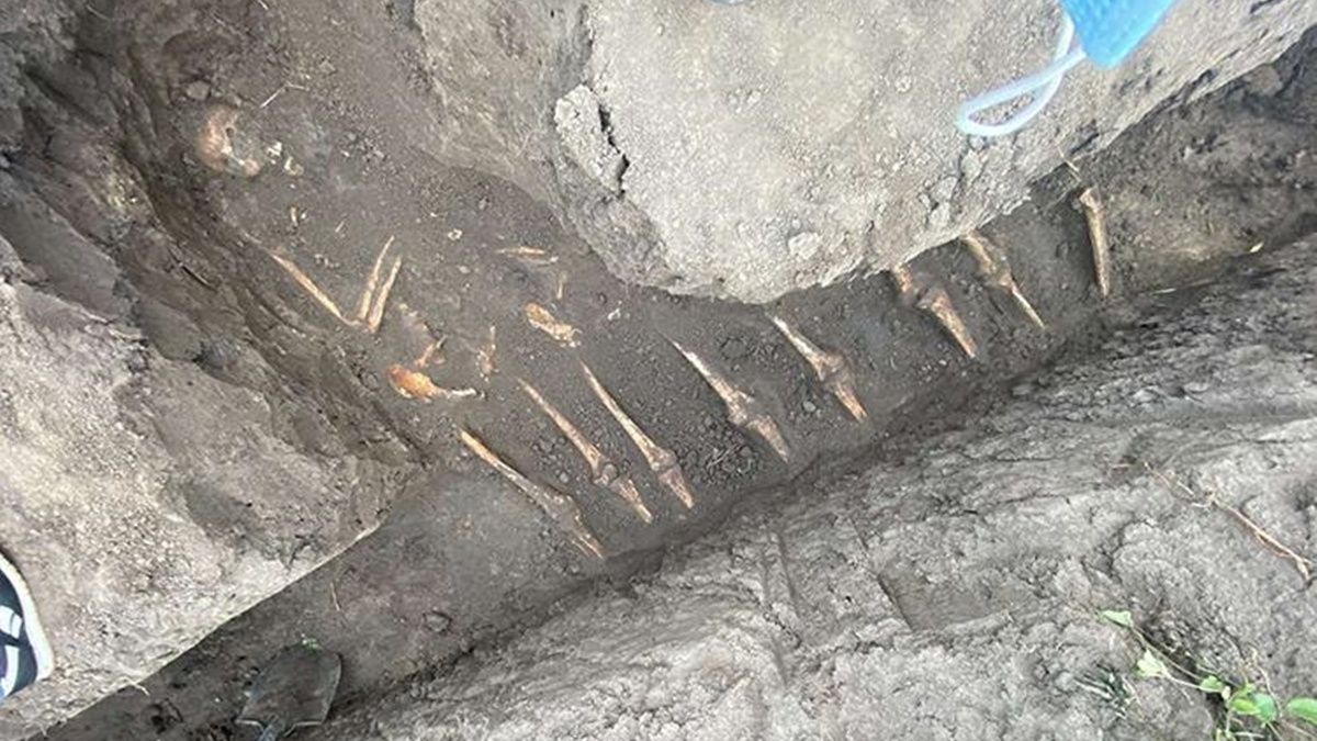 В Тернопольской области женщина в собственном дворе нашла четыре скелета