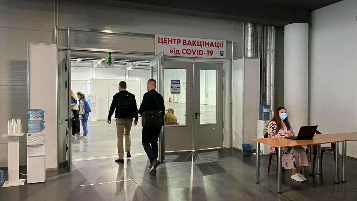 В Украине уже открыли почти 200 центров COVID-вакцинации