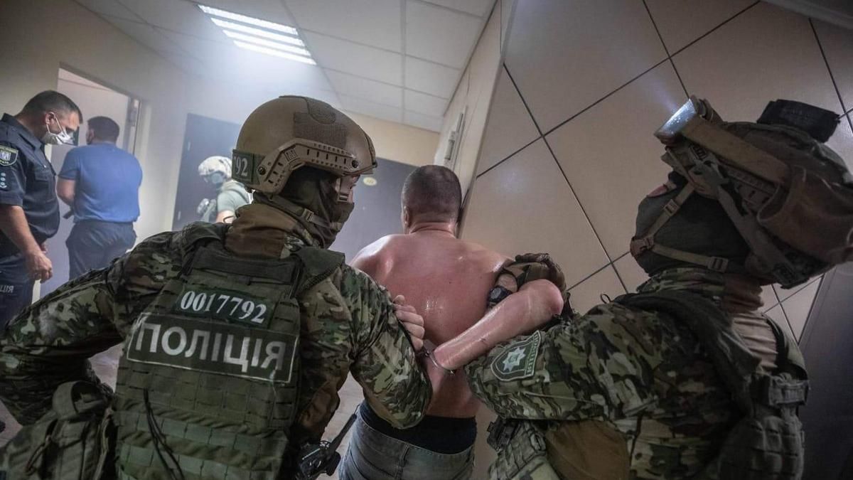 Стрілянина і штурм квартири у Києві: відео з бодікамер поліцейських і подробиці затримання від спецпідрозділу КОРД