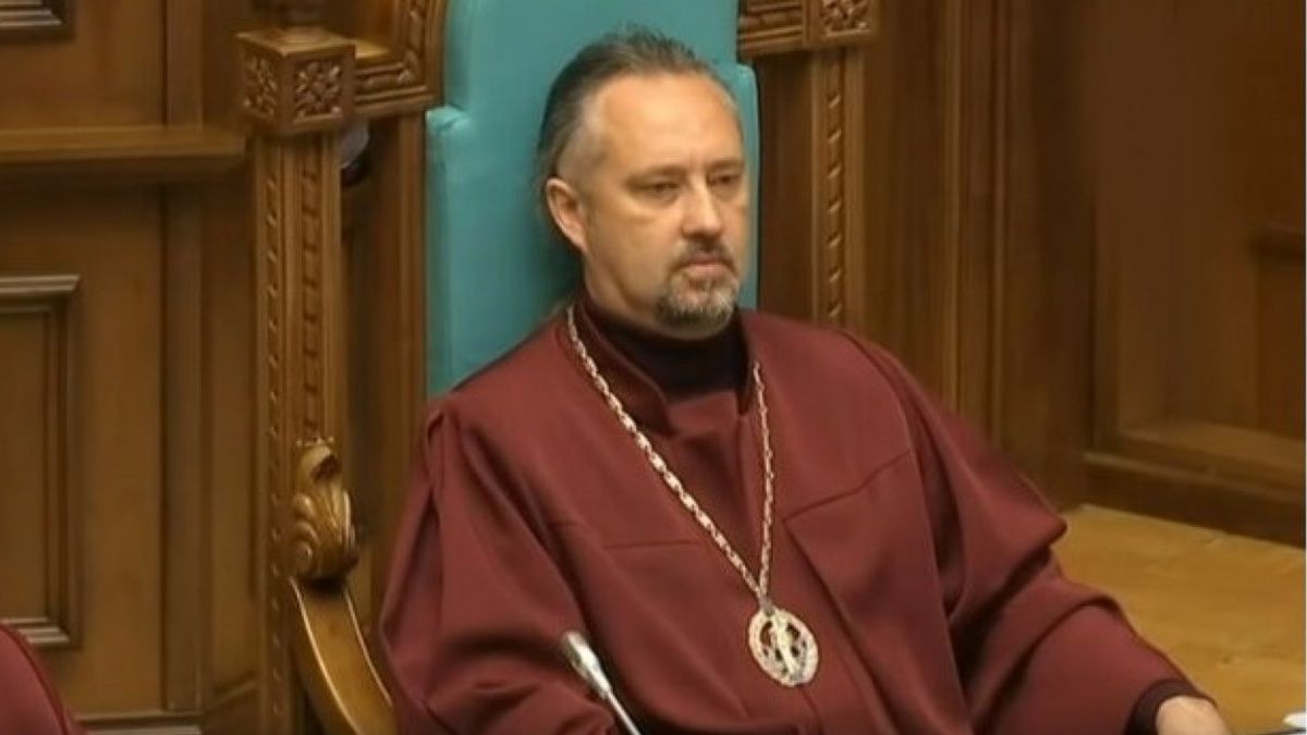 Суддю Конституційного суду Сліденка просять звільнити за неетичну поведінку