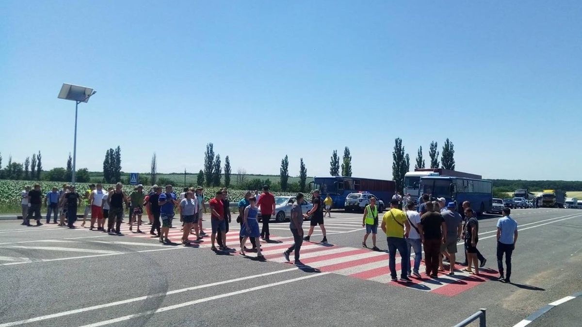 У Кіровоградській області шахтарі перекрили дорогу: чого вони вимагають