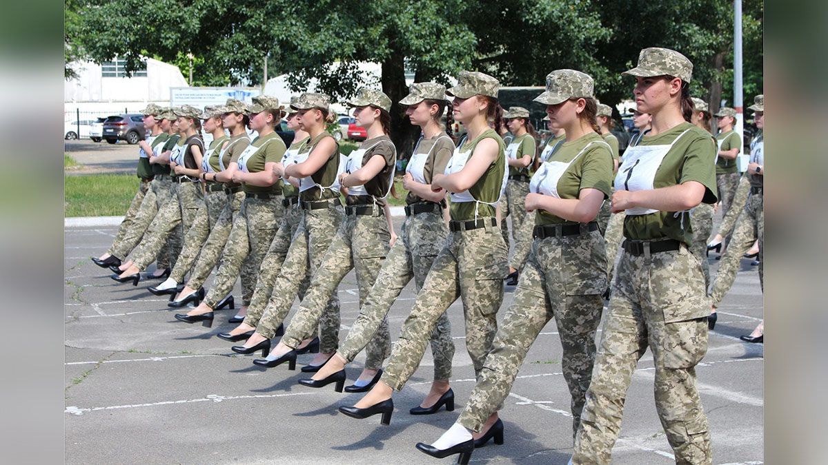 Жінкам-військовим замінили туфлі для параду до Дня Незалежності: як виглядає нове взуття