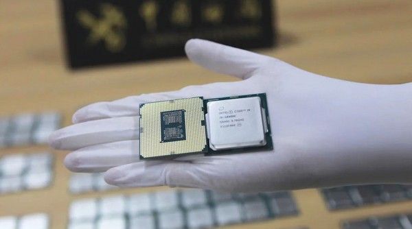 У Китаї затримали контрабандиста, який примотав до свого тіла 256 процесорів Intel