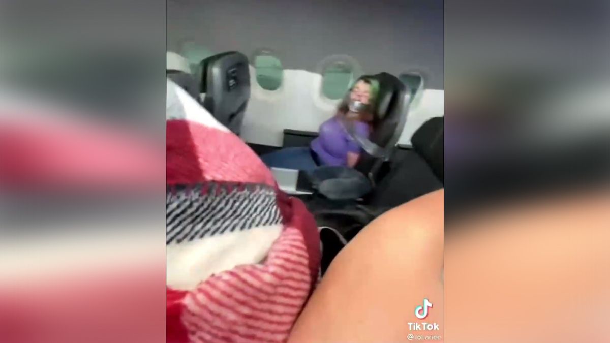 В США женщина пыталась выйти из самолёта во время полёта и укусила бортпроводницу. Её примотали скотчем к креслу